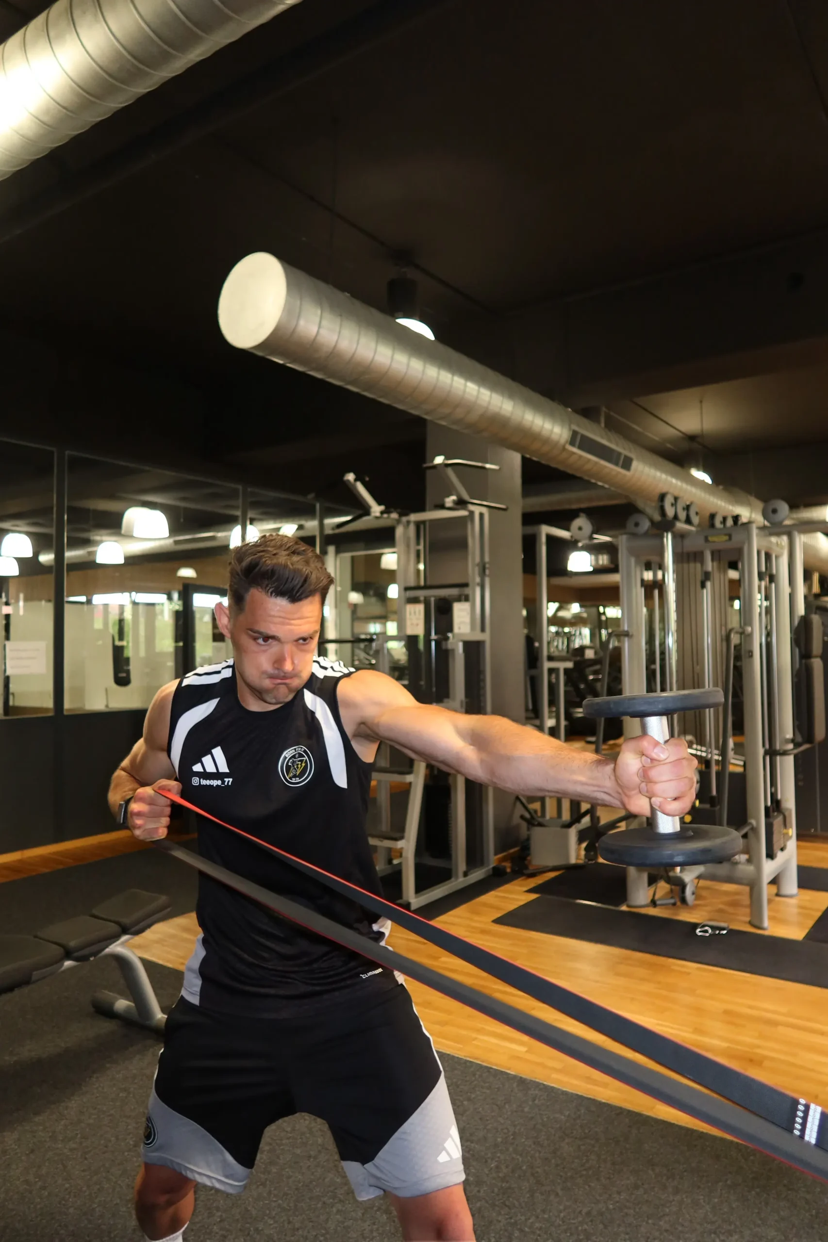 Coach Teeo beim Training im Gym